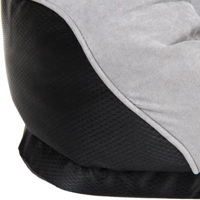 Detailaufnahme eines grauen und schwarzen Stoffmaterials mit geometrischem Muster, vermutlich Teil eines Haustierbetts oder einer Tasche.