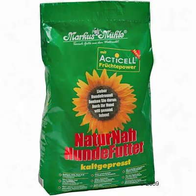 Pachet verde cu text vizibil: Markus Mühle, mit Acticell Früchtepower, NaturNah Hundefutter kaltgepresst. Text suplimentar în germană pe floarea-soarelui și partea de jos.