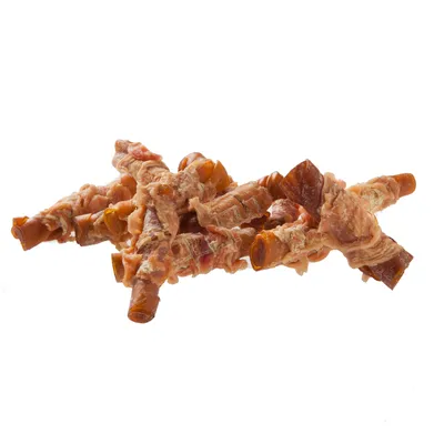 Batoane rulate din piele presată acoperite cu fâșii de carne uscată, prezentate pe fundal alb. Nu este vizibil niciun brand sau ambalaj.