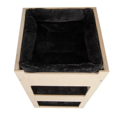 Dřevěný box s černým plyšovým pelíškem nahoře, dvě obdélníková okna na přední straně. Materiál: dřevo a textil.