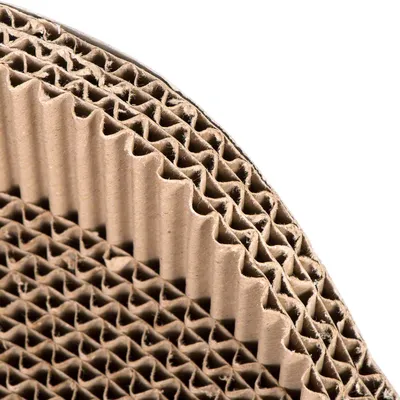 Close-up van golfkarton, materiaalstructuur van gerecycled karton zichtbaar.