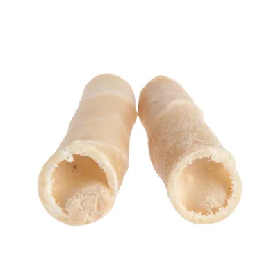 Due bastoncini cilindrici di pelle naturale per cani, colore beige chiaro, superficie ruvida e cava all'interno, mostrati su sfondo bianco.