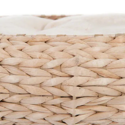 Nahaufnahme eines geflochtenen Korbmaterials aus hellem Naturholz.