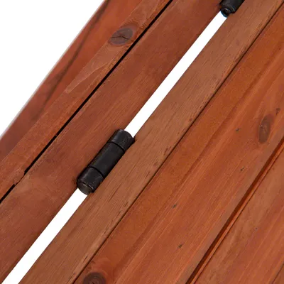 Detaljebillede af et sort hængsel på en træoverflade, viser materialets forbindelse og stabilitet.