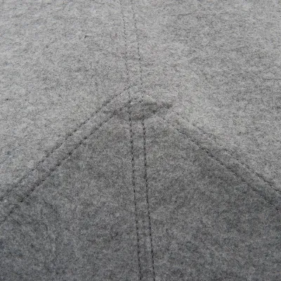 Nahaufnahme von grauem Filzmaterial mit sichtbaren Nähten, geeignet für Produktbeschreibung oder Materialdarstellung.