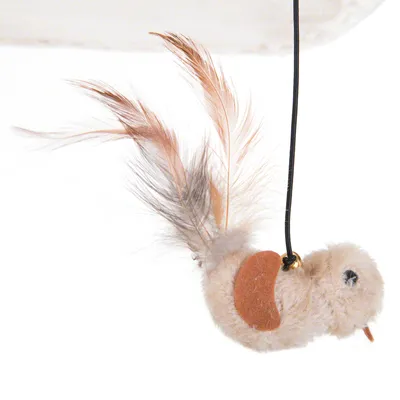 Jouet suspendu pour chat en forme d’oiseau, corps en tissu beige, plumes marron et grises à l’arrière, attache par corde noire visible.