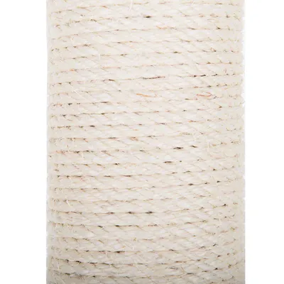 Detalle de cuerda de sisal natural enrollada, material visible utilizado habitualmente en rascadores para gatos.