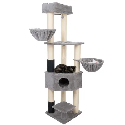 Arbre à chat gris avec deux paniers suspendus, une niche centrale, plusieurs plateformes et poteaux en sisal. Deux chats visibles : un allongé sur la niche, un blanc dans un panier.