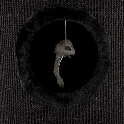 Jouet souris en tissu suspendu à une ficelle, visible à l’intérieur d’un cercle bordé de peluche noire sur une surface en textile sombre. Jouet souris en tissu suspendu à une ficelle, visible à l’intérieur d’un cercle bordé de peluche noire sur une surface en textile sombre.