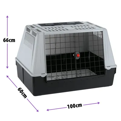 Transporter s rešetkastim vratima, dimenzije: širina 60 cm, visina 66 cm, dužina 100 cm. Gornji dio siv, donji crn, materijal plastika i metal.
