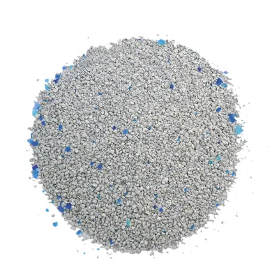 Lettiera per gatti con granuli grigi e particelle blu, adatta ad assorbire liquidi e odori.