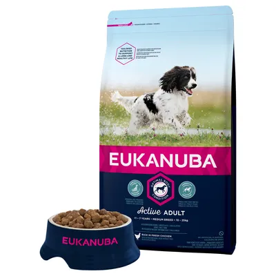Hundfoder Eukanuba Active Adult, synlig text: 1–7 years, medium breed 10–25 kg, optimal body condition, rich in fresh chicken. Skål med foder och Eukanuba-tryck.