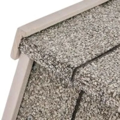 Nærbillede af taghjørne på et hundehus med grå tagpap og træramme. Materialer: træ og tagpap synlige.