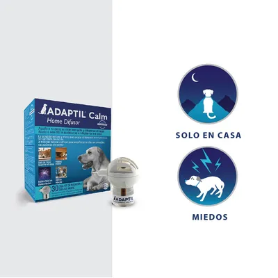 ADAPTIL Calm Home Difusor, caja y difusor visibles. Iconos: perro solo bajo la luna con texto 'SOLO EN CASA', perro asustado con rayos y texto 'MIEDOS'.