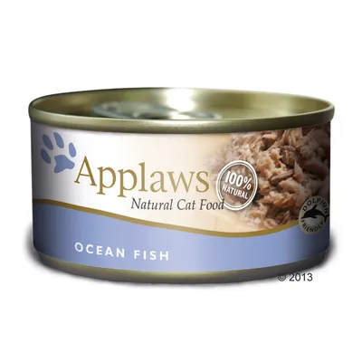 Boîte Applaws Natural Cat Food, texte visible : 100% natural, ocean fish, dolphin friendly. Morceaux de poisson visibles sur l’étiquette.