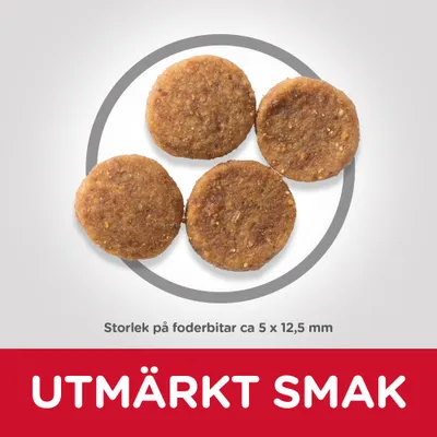 Fyra runda foderbitar, text: Storlek på foderbitar ca 5 x 12,5 mm. Nedre delen av bilden visar texten 'UTMÄRKT SMAK'.