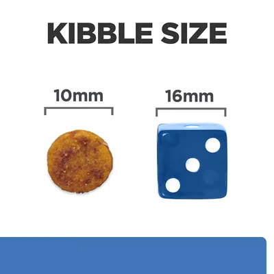 Kibble Size felirat, balra 10 mm-es táp szemcse, jobbra 16 mm-es kék dobókocka méret-összehasonlításként. Mindkét méret számmal jelölve.