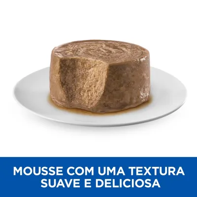 Mousse castanha servida num prato branco. Texto visível: 'Mousse com uma textura suave e deliciosa'.