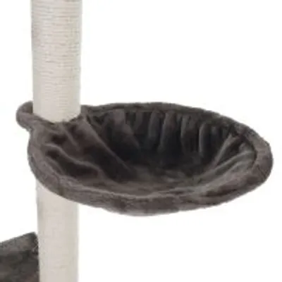 Rund, mørkegrå hængekøje i blødt stof monteret på et kradsetræ med lyse sisalstammer. Synlig kant og dyb skålformet liggeflade.