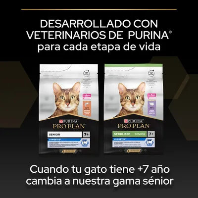 Dos bolsas de PURINA PRO PLAN Senior para gatos mayores de 7 años, una variedad normal y otra Sterilised. Texto: Desarrollado con veterinarios de Purina para cada etapa de vida.