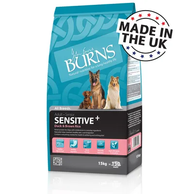 Burns Sensitive+ Adult Senior Duck & Brown Rice hundefoder, 15 kg pose med tekst 'MADE IN THE UK', billeder af tre hunde og ikoner for sund hud, fordøjelse og hypoallergenisk.