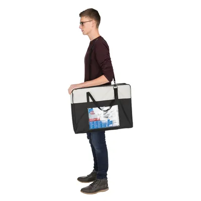 Transportväska med fönster, visar produktförpackning från Trixie. Väskan bärs, lämplig för enkel transport.
