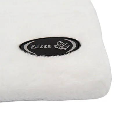 Schwarzes Emblem mit Mond- und Sternsymbolen sowie Schriftzug 'Zzzzz...' auf weissem, flauschigem Material.