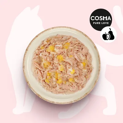 Assiette de nourriture humide avec morceaux roses et jaunes, logo Cosma Pure Love visible en haut à droite avec une icône de fruit noir et blanc.