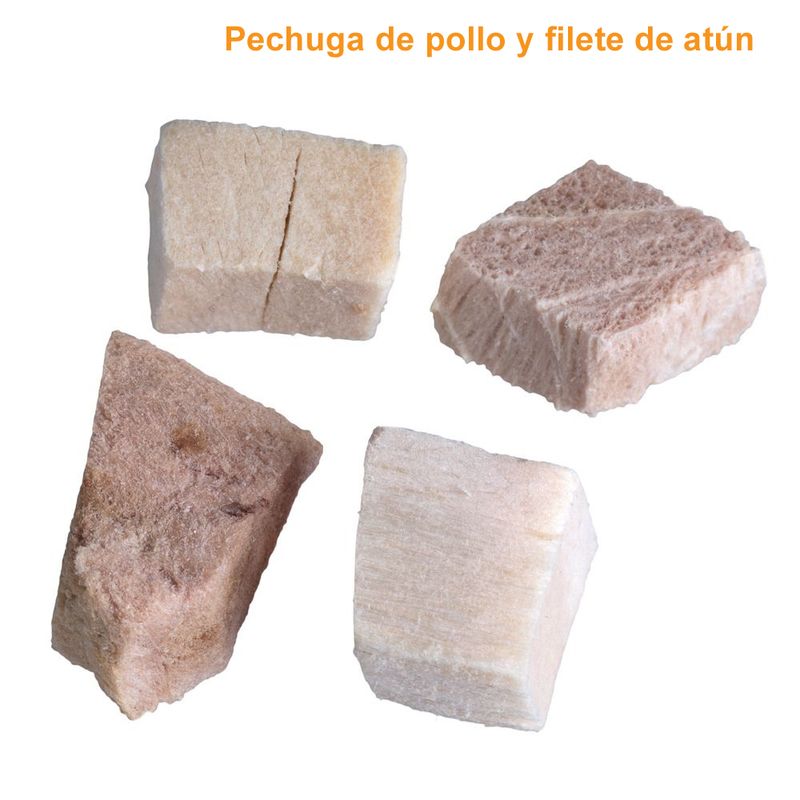 Cuatro trozos de pechuga de pollo y filete de atún en cubos. Texto visible: Pechuga de pollo y filete de atún.