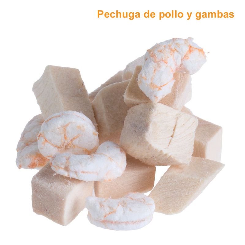 Trozos de pechuga de pollo y gambas liofilizados. Texto visible: Pechuga de pollo y gambas.
