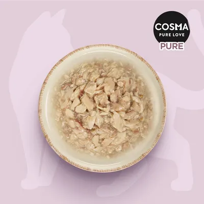 Cosma Pure Love PURE. Schüssel mit zarten Fleischstücken in Brühe, rosa Hintergrund mit Katzen-Silhouette.