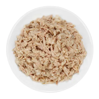 Ciotola bianca con alimento umido sminuzzato di colore beige, presentato senza confezione o marchio visibile.
