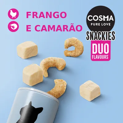 Cosma Pure Love Snackies Duo Flavours, frango e camarão. Cubos e pedaços de snack junto a embalagem com silhueta de gato. Texto visível: FRANGO E CAMARÃO.