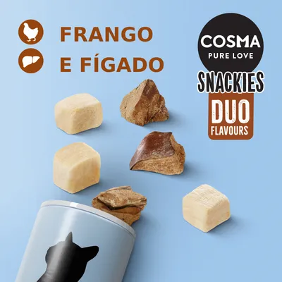 Cosma Snackies Duo Flavours, frango e fígado. Cubos de snack liofilizado a sair de uma embalagem com silhueta de gato. Texto visível: COSMA PURE LOVE SNACKIES DUO FLAVOURS, FRANGO E FÍGADO.