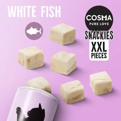 Cosma Pure Love Snackies XXL Pieces White Fish, cubetti chiari di pesce bianco, confezione cilindrica con silhouette di gatto nera su sfondo viola. Testo in inglese visibile.