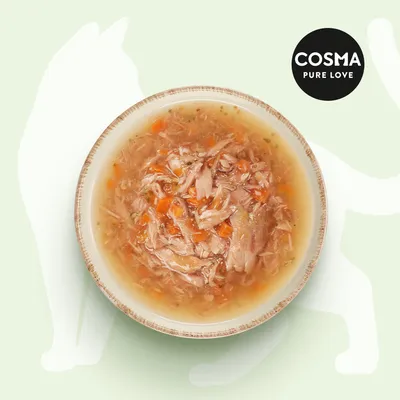 Cosma Pure Love márkájú leveses állateledel tálban, látható húsdarabokkal és zöldségekkel.