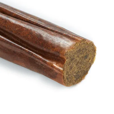 Povečava rjavega, rebrastega žvečilnega prigrizka s čvrsto teksturo in vidnim prerezom.