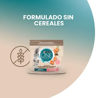 Purina ONE Adult para gatos, envase con texto 'Formulado sin cereales'. Imagen de croquetas y salmón. Símbolo de cereal tachado visible.