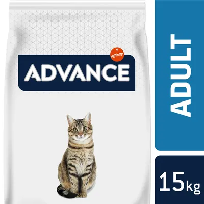 Sacchetto di cibo per gatti Advance affinity, scritta ADULT e peso 15 kg visibili sulla confezione, immagine di un gatto adulto sul fronte.