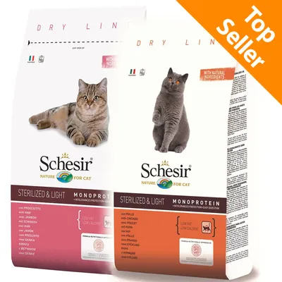 Due confezioni di Schesir Sterilized & Light Monoprotein per gatto, una con prosciutto e una con pollo. Testo visibile: 'Low fat low calorie', 'With natural ingredients', Top Seller.