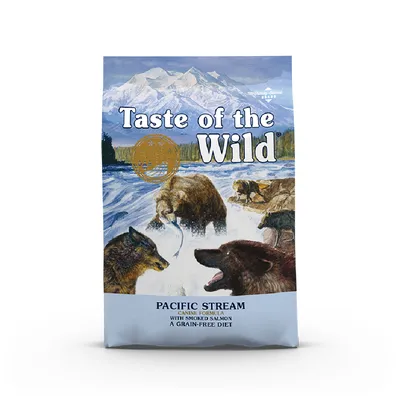Confezione Taste of the Wild Pacific Stream, scritta visibile: 'Canine Formula with Smoked Salmon, A Grain-Free Diet'. Illustrazione di animali selvatici su sfondo montano.