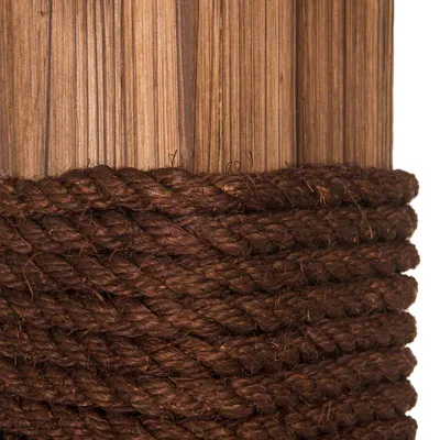 Detailansicht eines braunen Sisalseils, das um eine Holzsäule gewickelt ist.