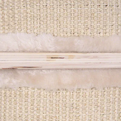 Närbild på klösträdsmaterial: vävd sisal, mjuk beige plysch och träskiva synliga i lager.