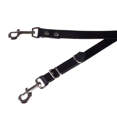 Schwarze Hundeleine aus Leder mit verstellbarer Länge und zwei Metallkarabinern.