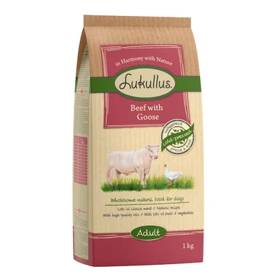 Saco de 1 kg de comida para perros Lukullus Beef with Goose, texto visible: Cold-Pressed, Adult, Wholesome natural food for dogs. Imagen de vaca y ganso en el envase.