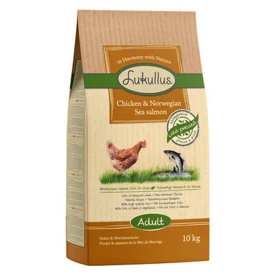 Vreća hrane za pse Lukullus Chicken & Norwegian Sea salmon, Adult, 10 kg. Vidljiv natpis 'cold-pressed'. Tekst na engleskom: Wholesome natural food for dogs.