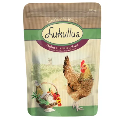 Confezione Lukullus Huhn a la valenciana, 300 g, con illustrazione di una gallina e un cesto di ingredienti. Testo in tedesco: Naturkost für Hunde, in Paella mit Erbsen-Paprika-Gemüse.