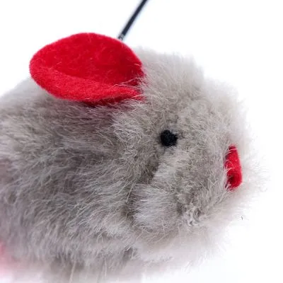 Plüschmaus aus grauem Fellimitat mit roten Filzohren und roter Nase, schwarzes Auge sichtbar.