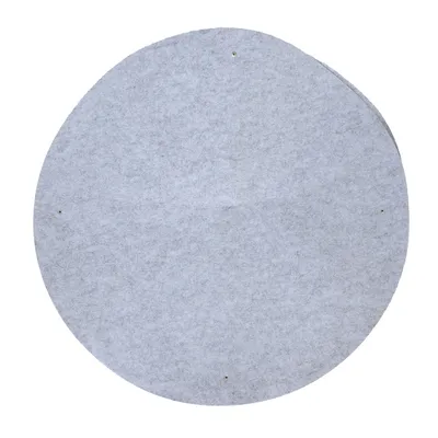Runde graue Filzmatte mit vier kleinen Löchern, geeignet für verschiedene Anwendungen.