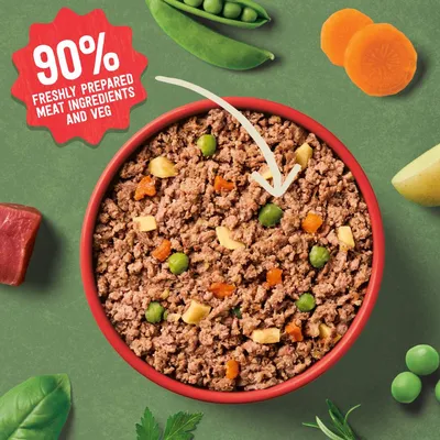 Bowl of minced food with visible peas, carrots and other vegetables. Text states 90% freshly prepared meat ingredients and veg.